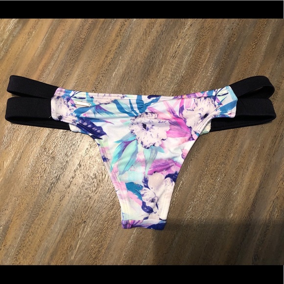 NEW Victoria’s Secret Cheeky Bikini Bottoms Small - Picture 2 of 3